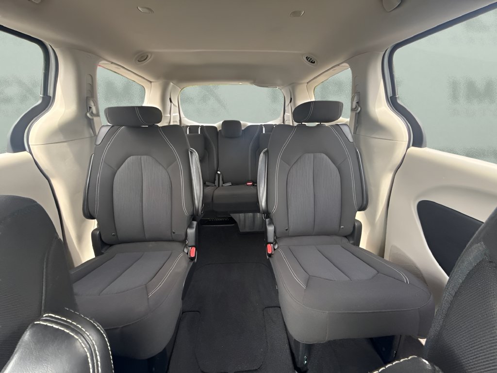 Used 2022 Chrysler Voyager LX FWD image 6