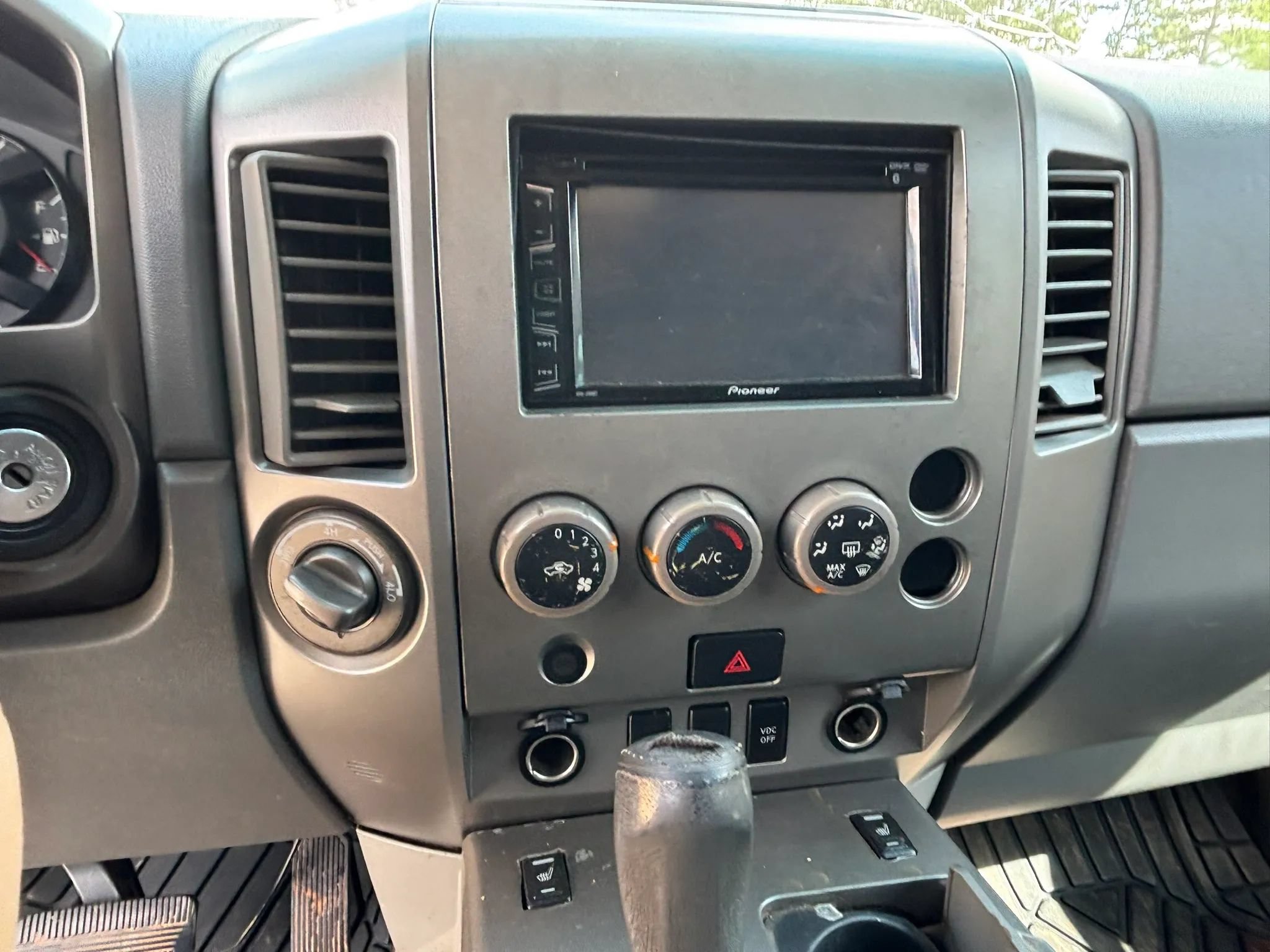 Used 2004 Nissan Titan LE w/ (Tow) Big Tow Pkg AWD/4WD image 15