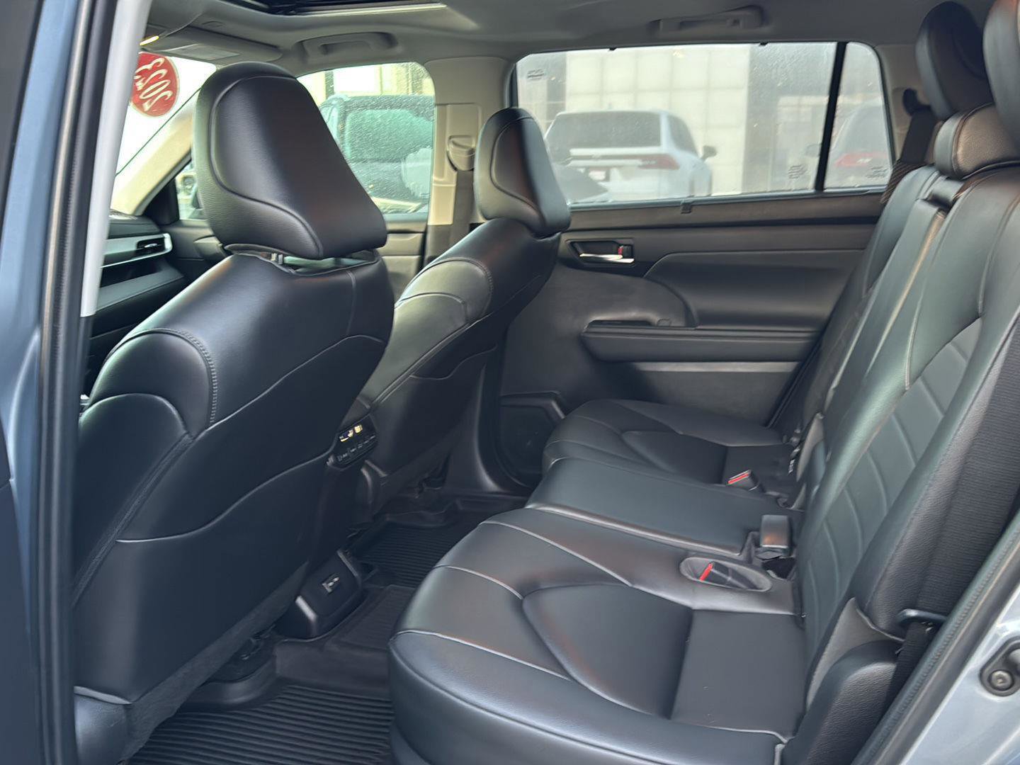 Used 2023 Toyota Highlander XLE FWD image 9