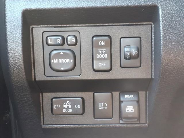 Used 2018 Toyota Tundra Platinum image 28