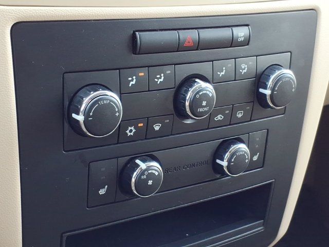 Used 2009 Volkswagen Routan SE FWD image 24