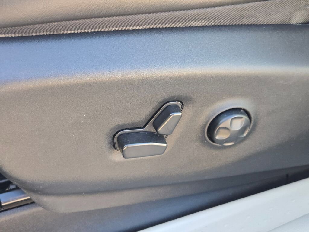 Used 2021 Chrysler Pacifica Limited w/ Uconnect Theater Family Group image 29