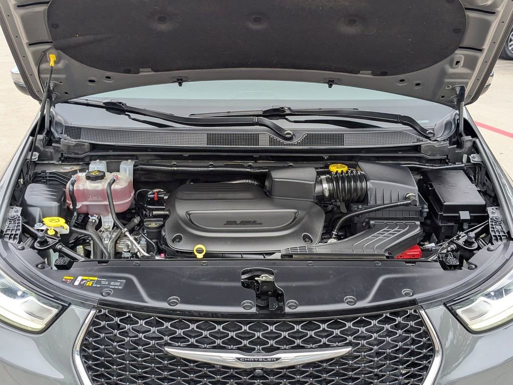 Used 2023 Chrysler Pacifica Limited image 35