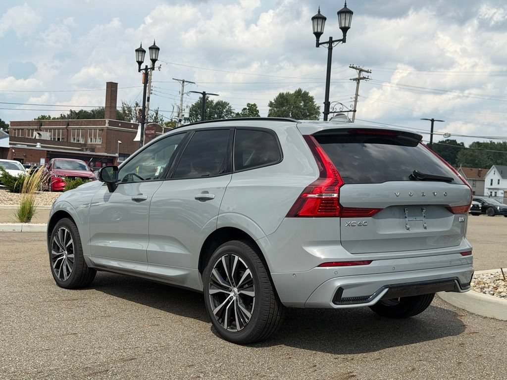 Used 2024 Volvo XC60 B5 Plus w/ Climate Package AWD/4WD image 3