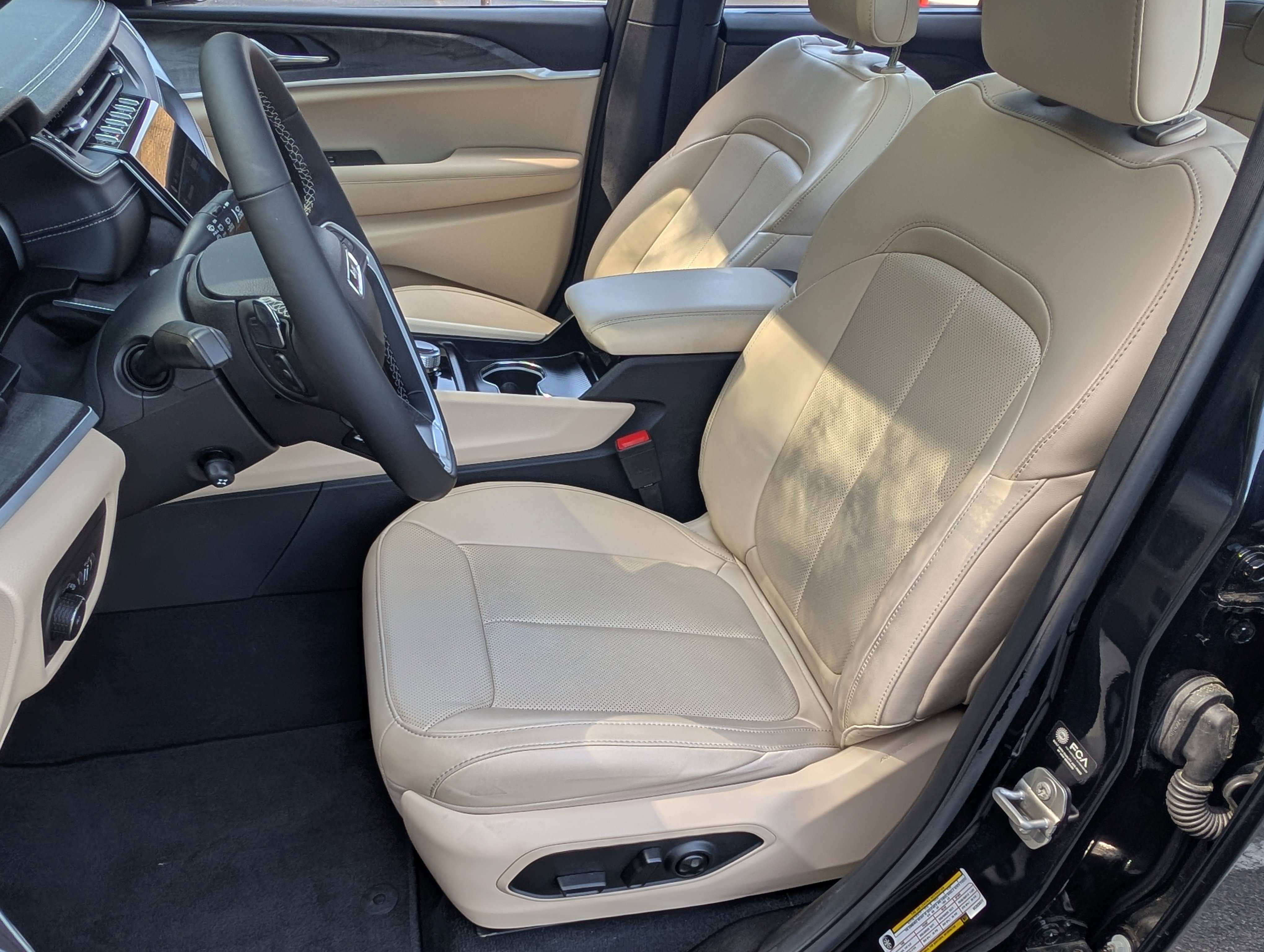 Used 2025 Jeep Grand Cherokee Limited w/ Luxury Tech Group II AWD/4WD image 17