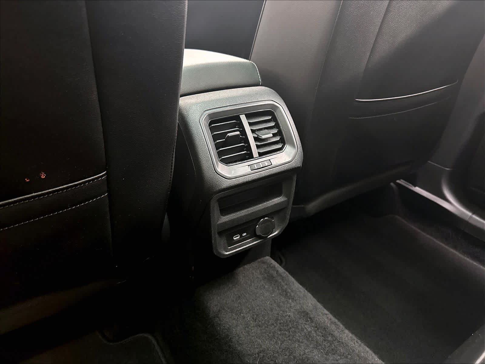 Used 2024 Volkswagen Tiguan SE w/ Panoramic Sunroof Package AWD/4WD image 13