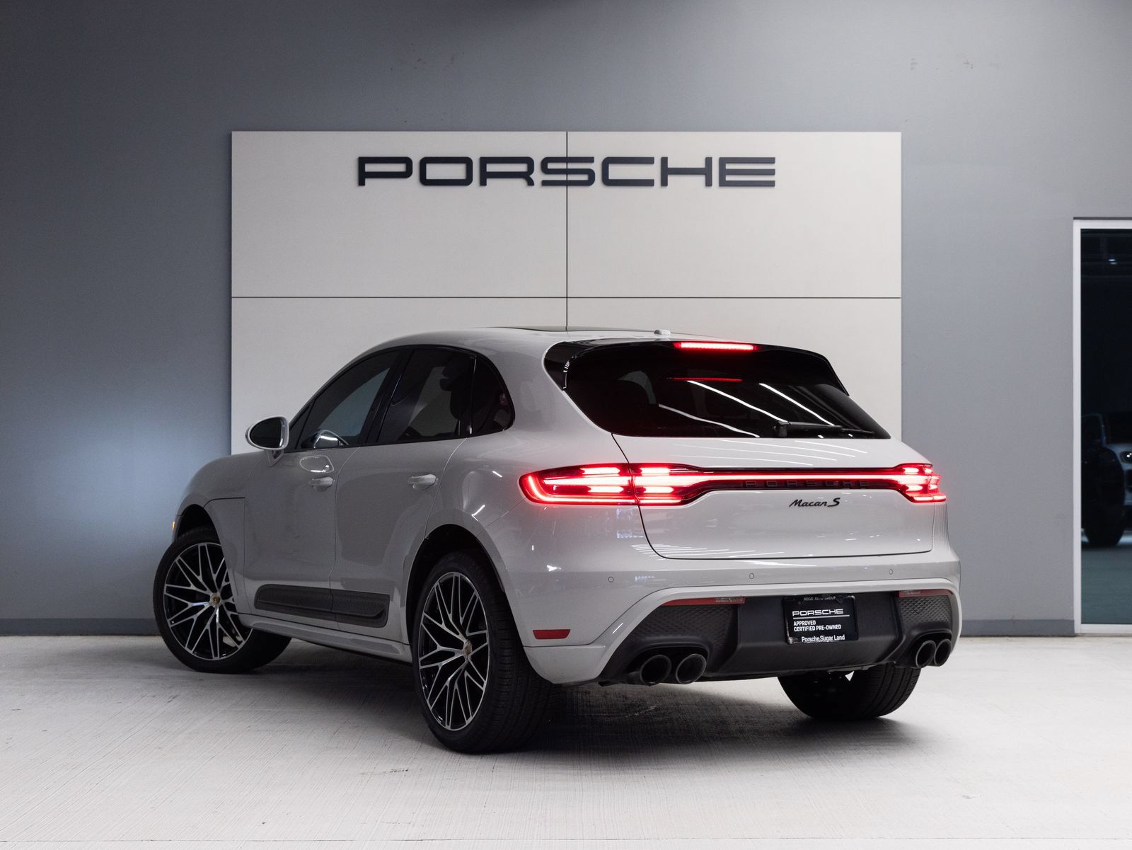 Certified 2023 Porsche Macan S AWD/4WD image 3