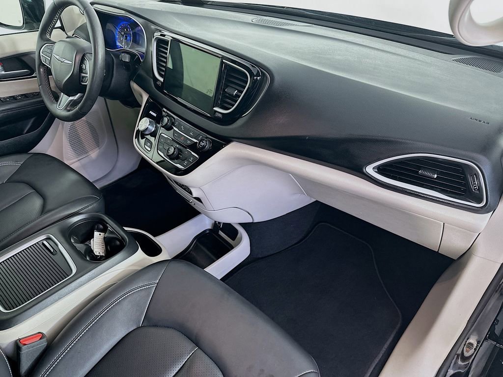 Used 2024 Chrysler Pacifica Touring-L FWD image 31