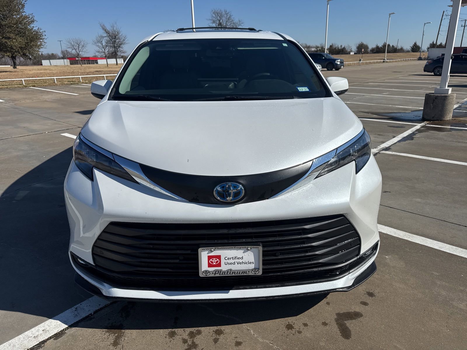 Used 2025 Toyota Sienna XLE image 2