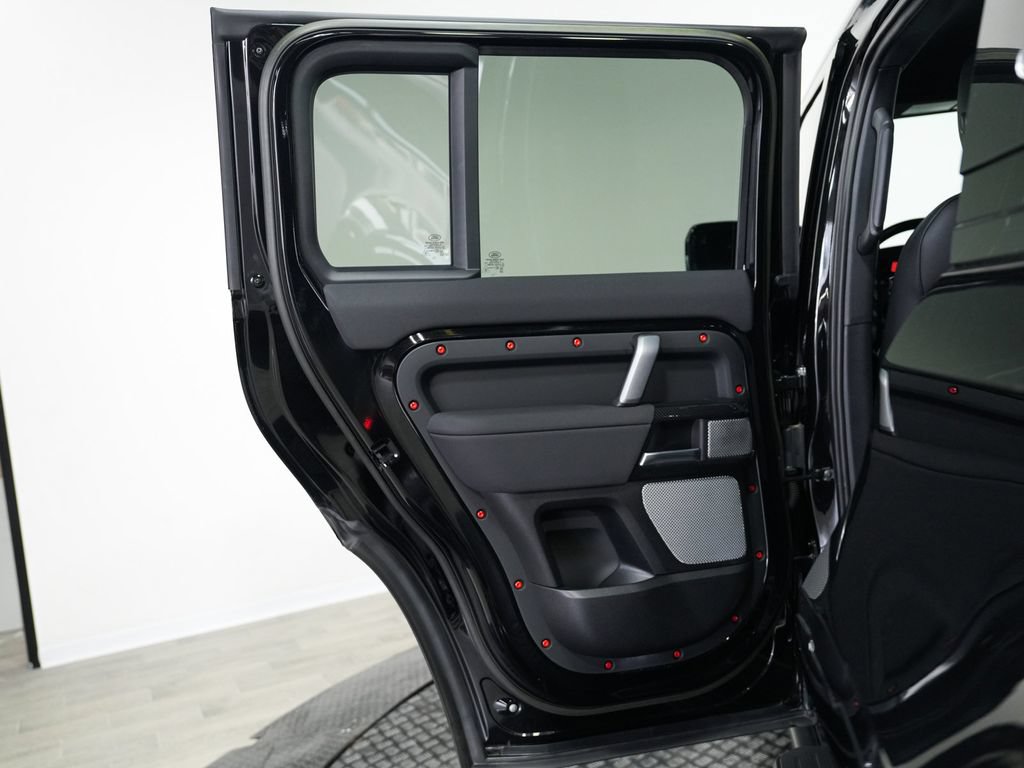Used 2023 Land Rover Defender 130 X-Dynamic SE AWD/4WD image 13