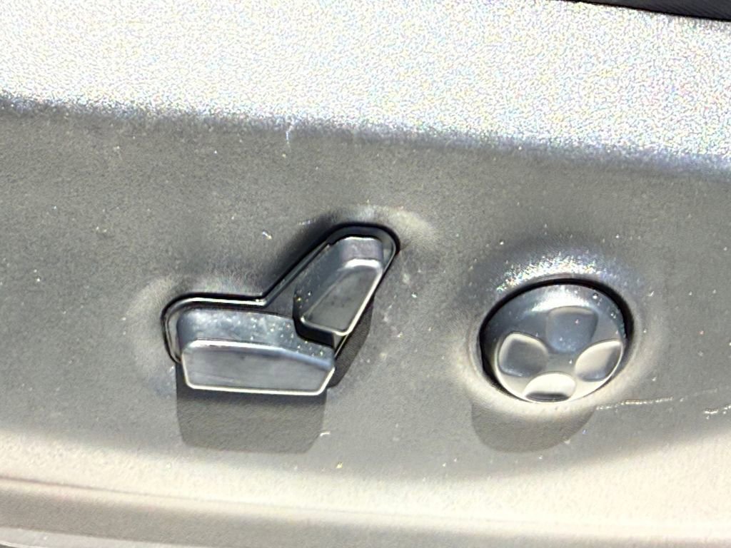 Used 2020 Chrysler Pacifica Touring-L FWD image 10
