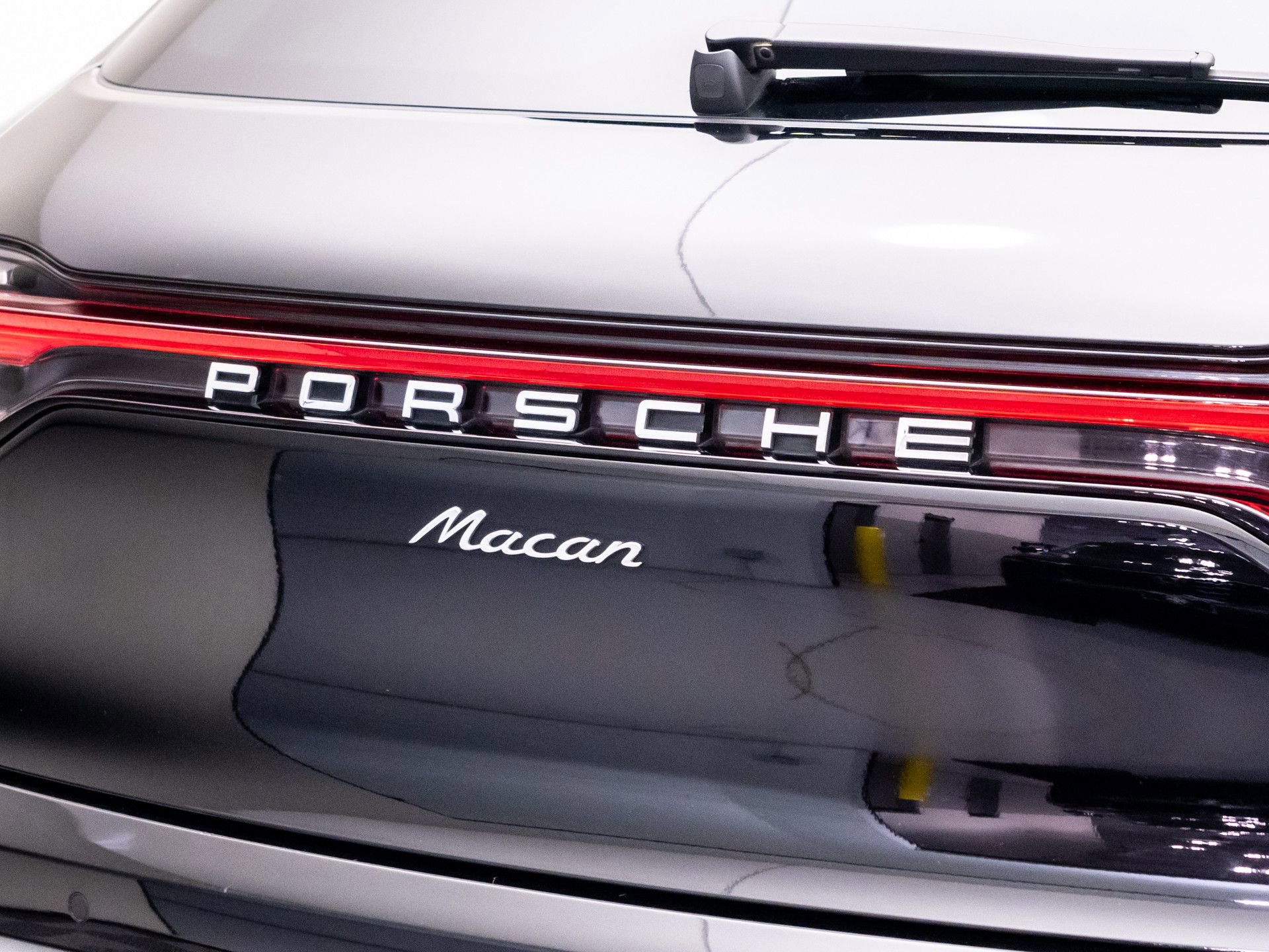 Certified 2023 Porsche Macan AWD/4WD image 32