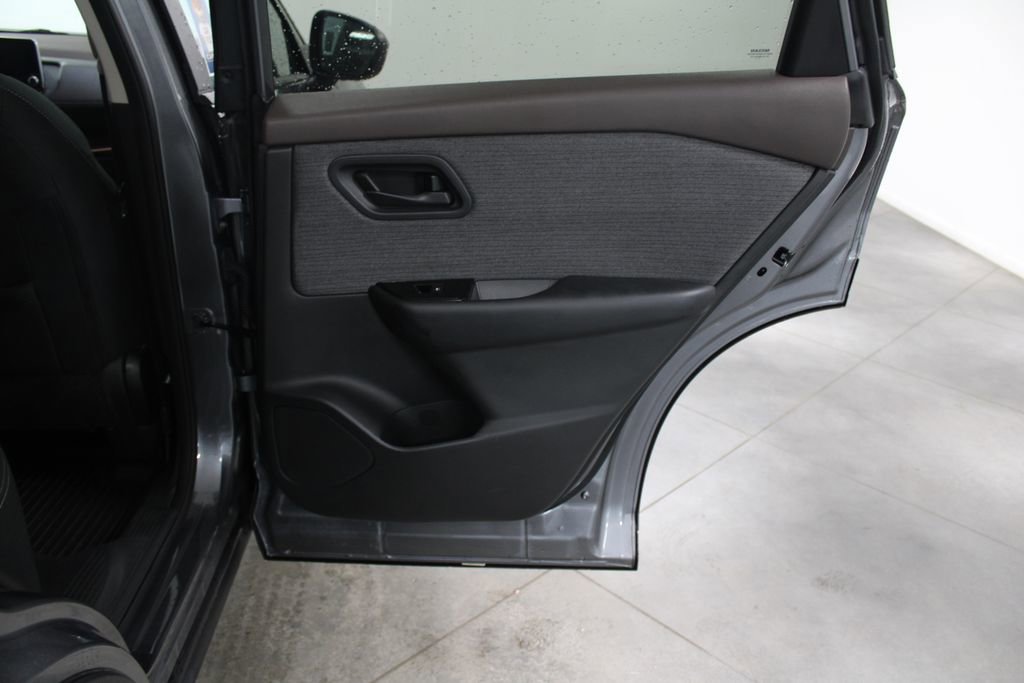 Used 2023 Nissan Rogue S image 32