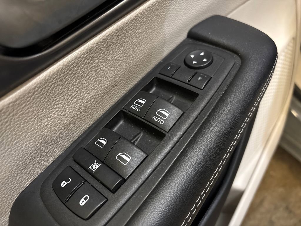 Used 2023 Chrysler Pacifica Touring-L image 11