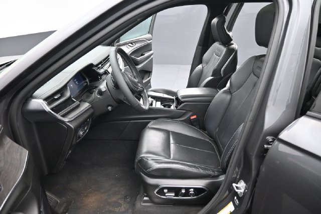 Used 2022 Jeep Grand Cherokee Overland w/ Luxury Tech Group IV AWD/4WD image 14