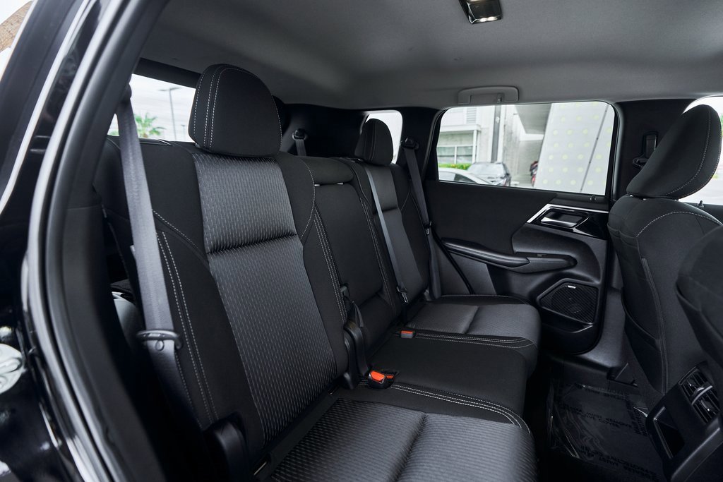 Used 2025 Mitsubishi Outlander ES image 31