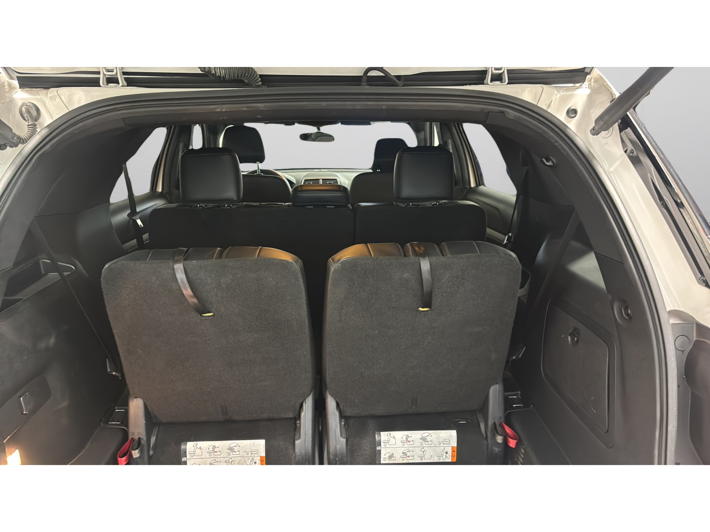 Used 2017 Ford Explorer XLT w/ Equipment Group 202A FWD image 18