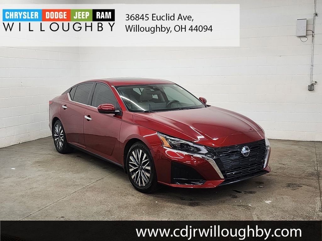 Used 2023 Nissan Altima 2.5 SV w/ SV Premium Package image 3