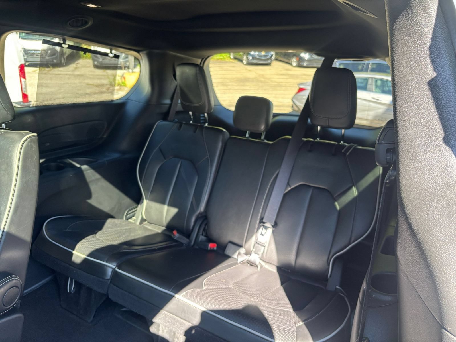 Used 2025 Chrysler Pacifica Limited FWD image 32