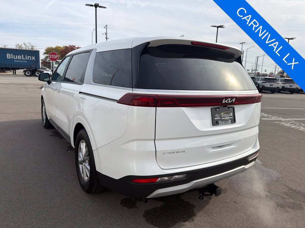 Used 2023 Kia Carnival LX FWD image 4
