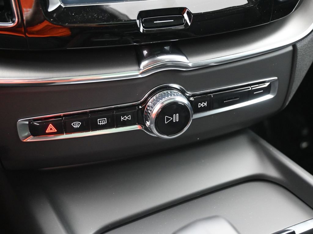 New 2025 Volvo XC60 B5 Core w/ Protection Package Premier image 16