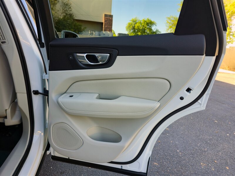 Used 2022 Volvo XC60 B5 Momentum AWD/4WD image 31