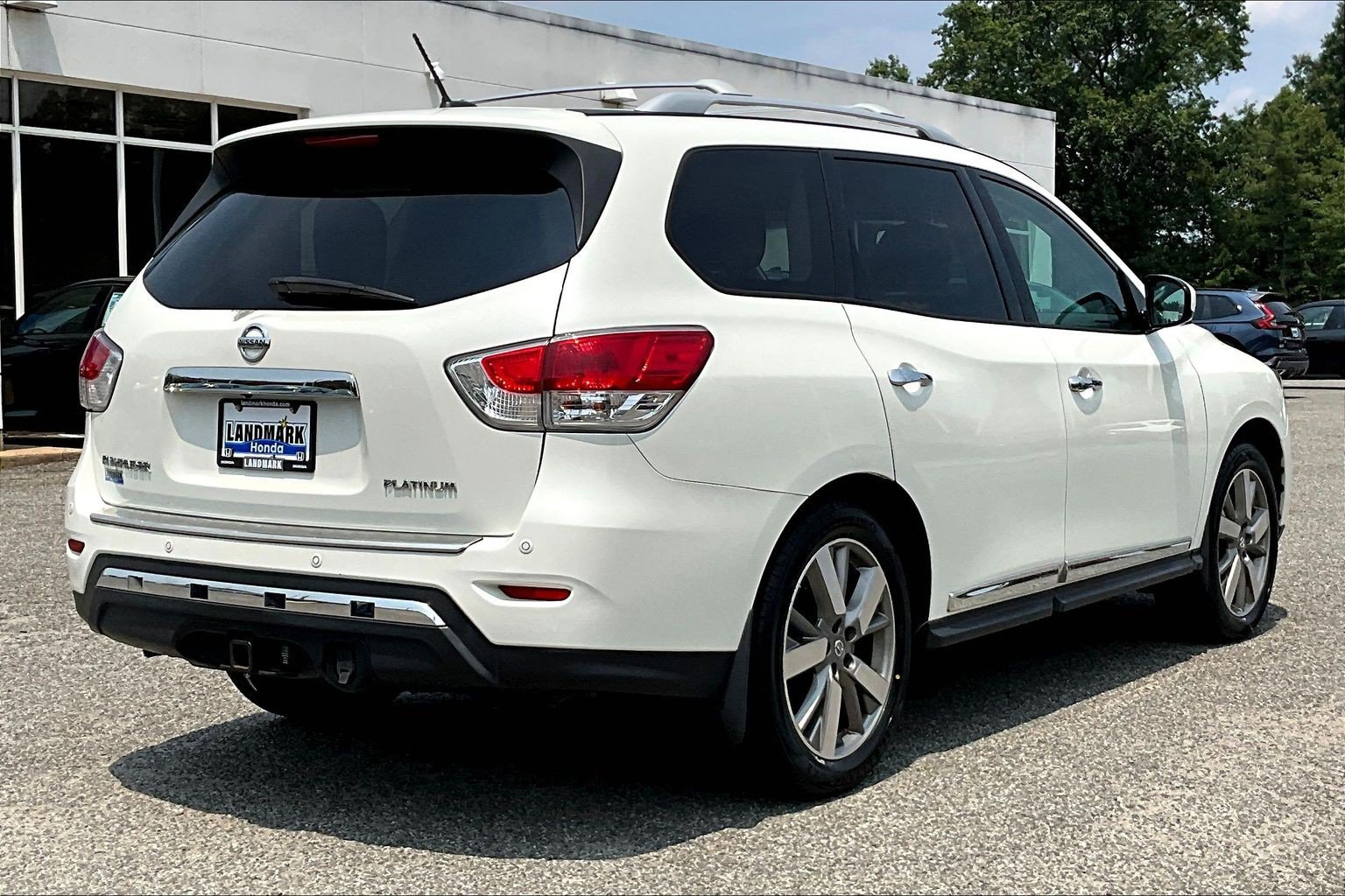 Used 2015 Nissan Pathfinder Platinum w/ Cargo Package FWD image 2