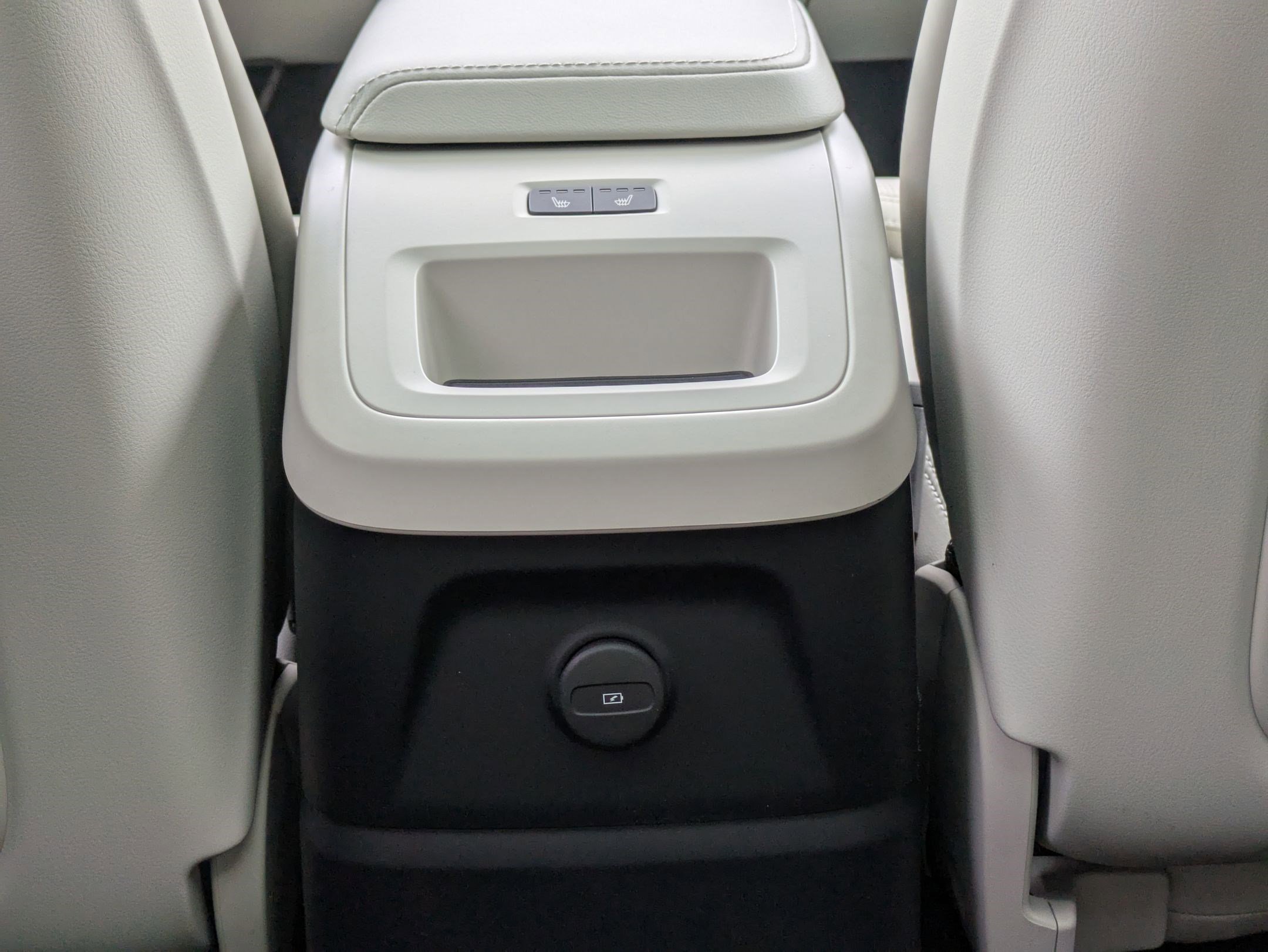 Used 2023 Volvo XC60 T8 Ultimate w/ Climate Package image 24