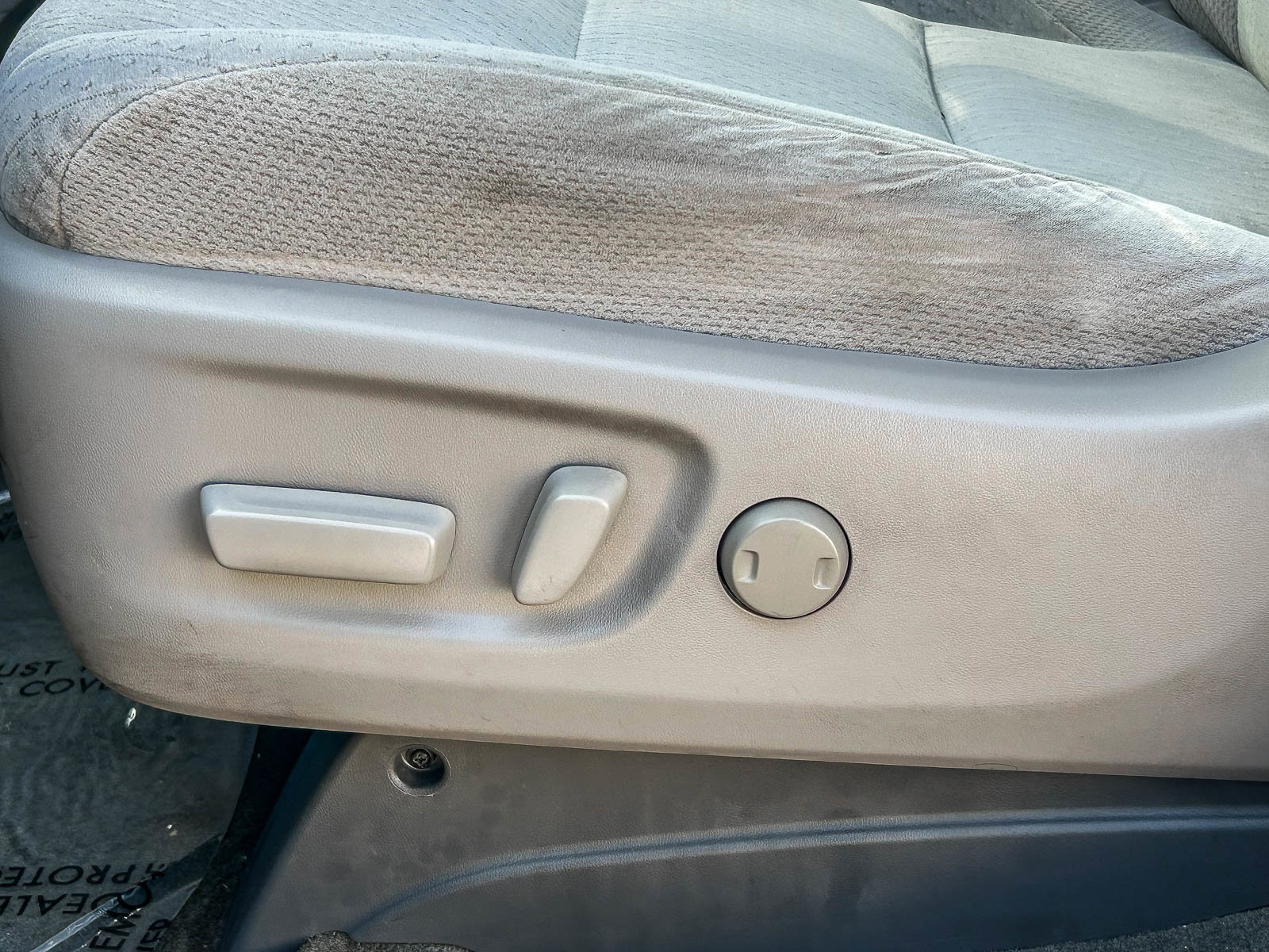 Used 2015 Toyota Sienna LE w/ Four Season Floor Mat Package image 23