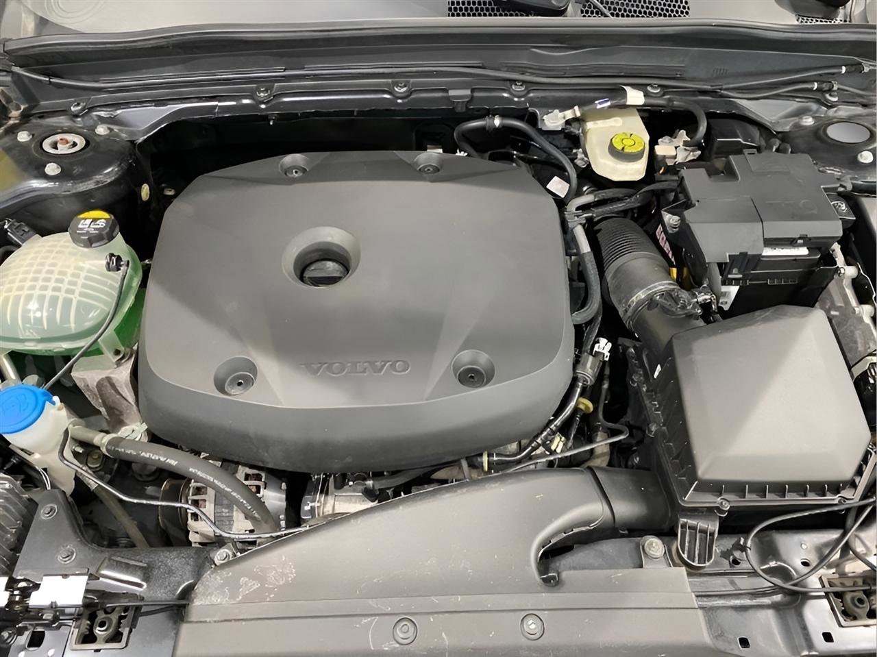 Used 2022 Volvo XC40 T5 Momentum image 21