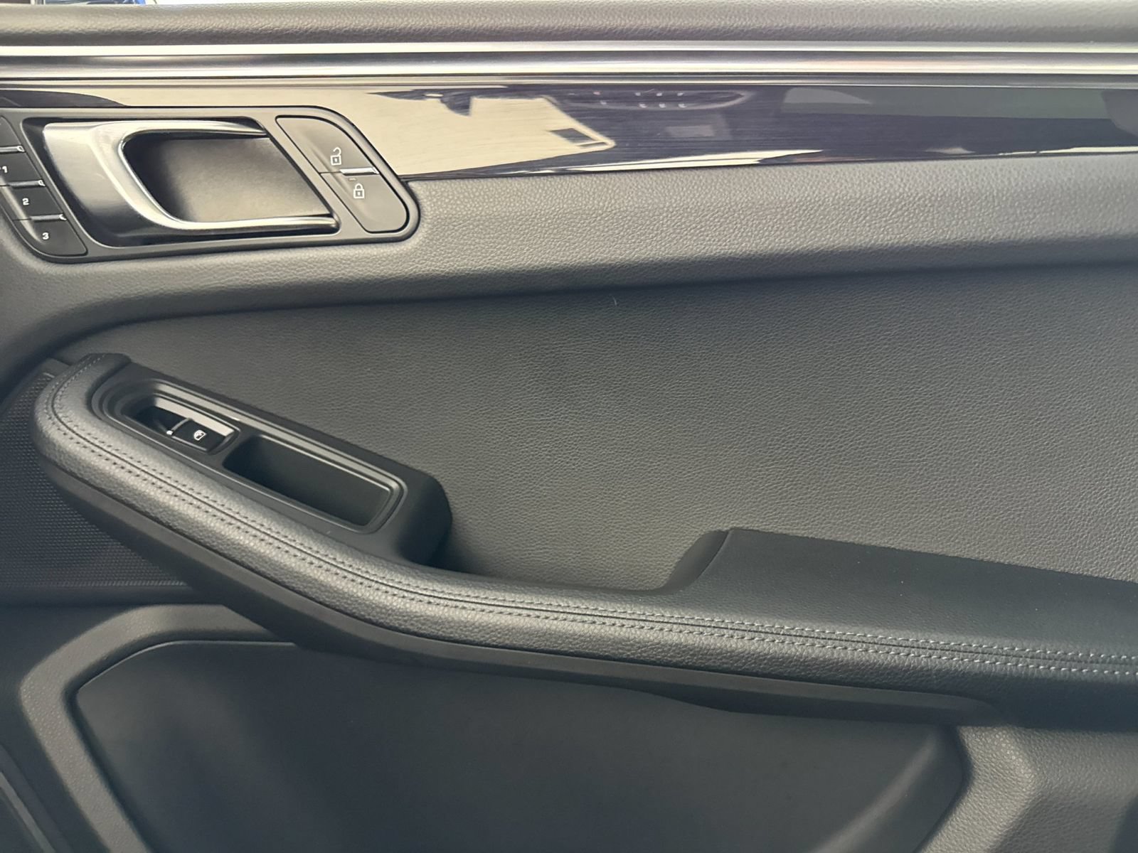 Certified 2022 Porsche Macan AWD/4WD image 20