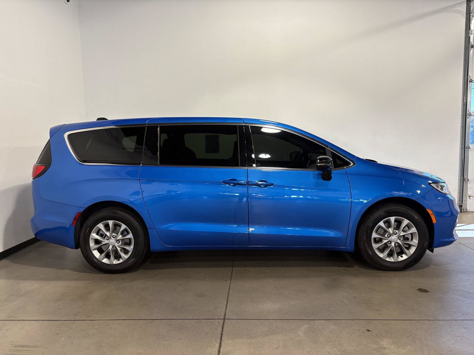 Used 2026 Chrysler Pacifica Limited AWD/4WD image 2