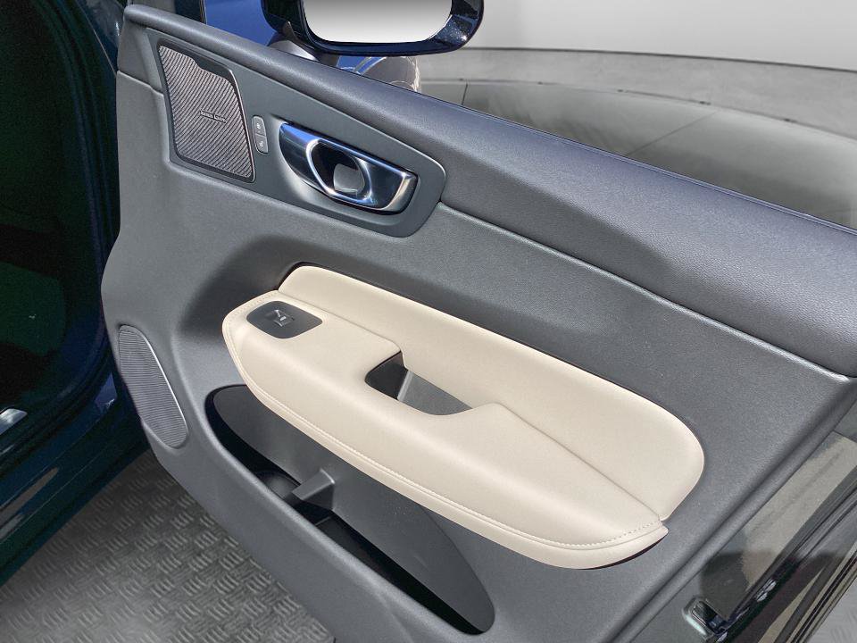 New 2027 Volvo XC60 B5 Plus AWD/4WD image 31