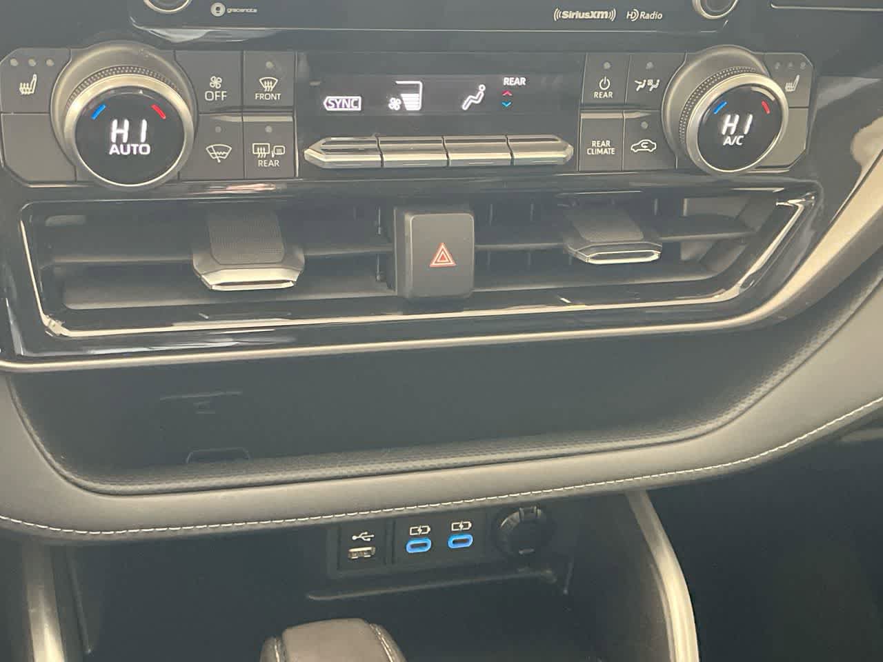 Used 2022 Toyota Highlander XLE AWD/4WD image 19