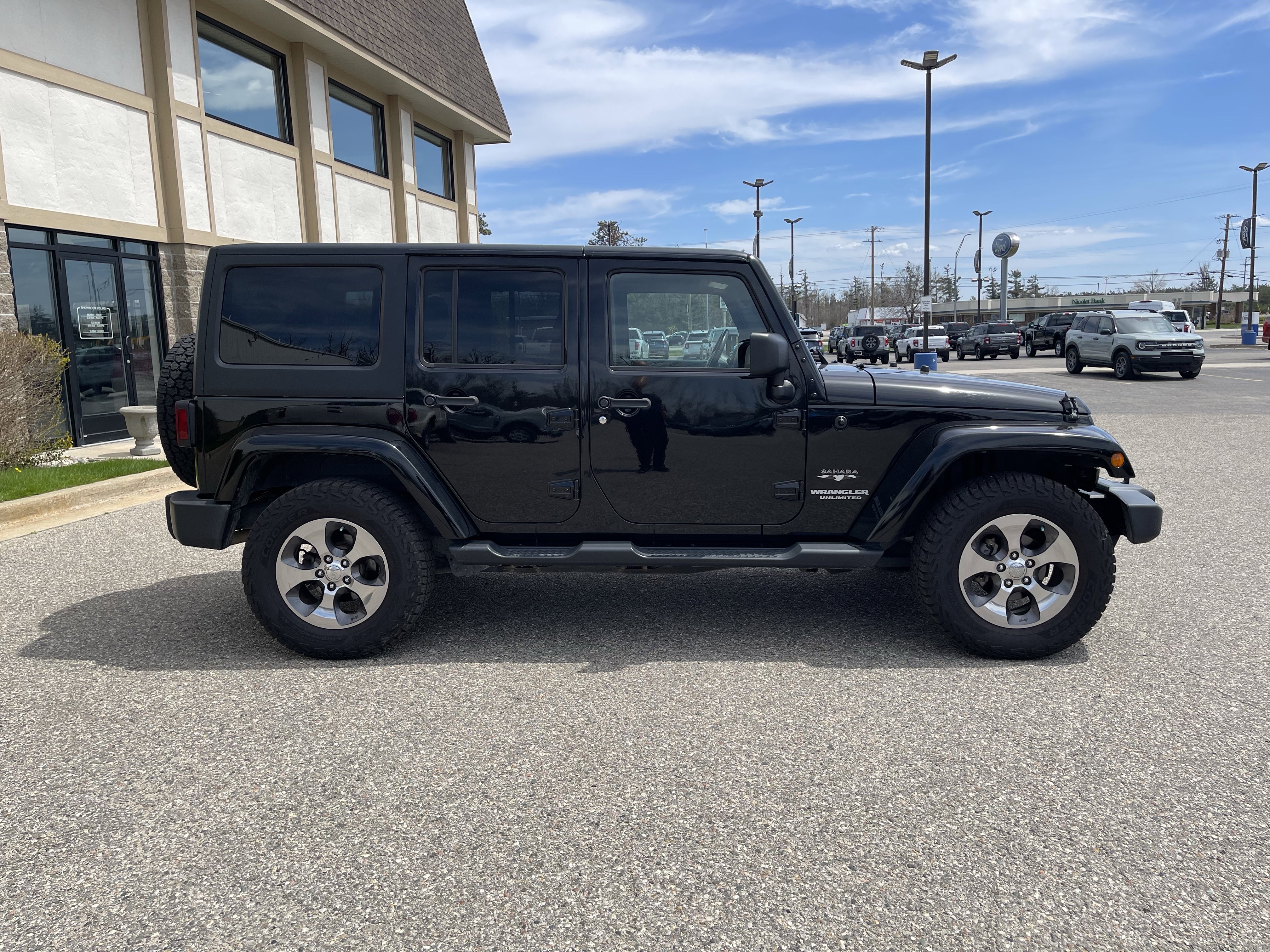 Used 2017 Jeep Wrangler Unlimited Sahara AWD/4WD image 3