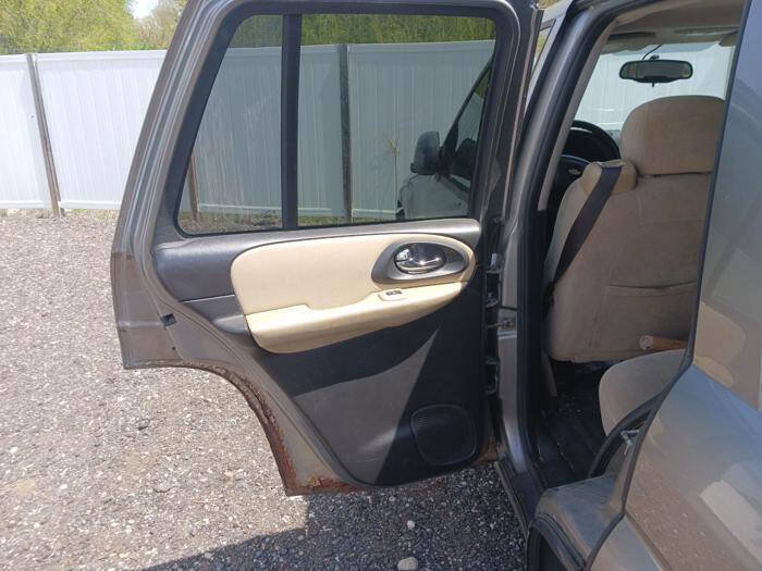 Used 2005 Chevrolet TrailBlazer LS w/ LS Preferred Equipment Group AWD/4WD image 36