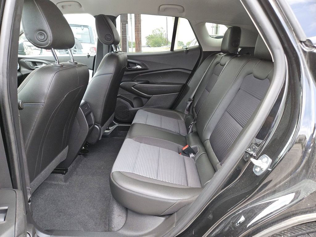 Used 2025 Chevrolet Trax LT w/ LT Convenience Package FWD image 17