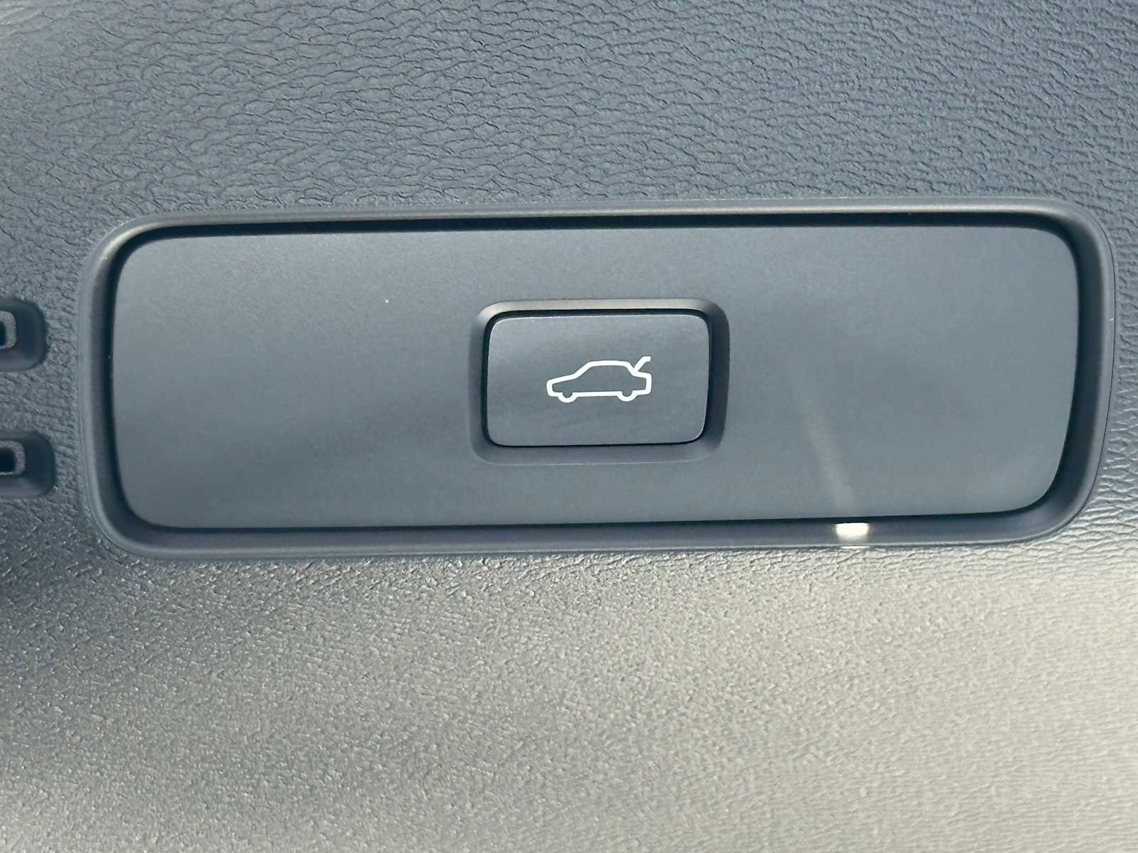 New 2025 Volvo XC40 B5 Plus w/ Protection Package Premier image 32