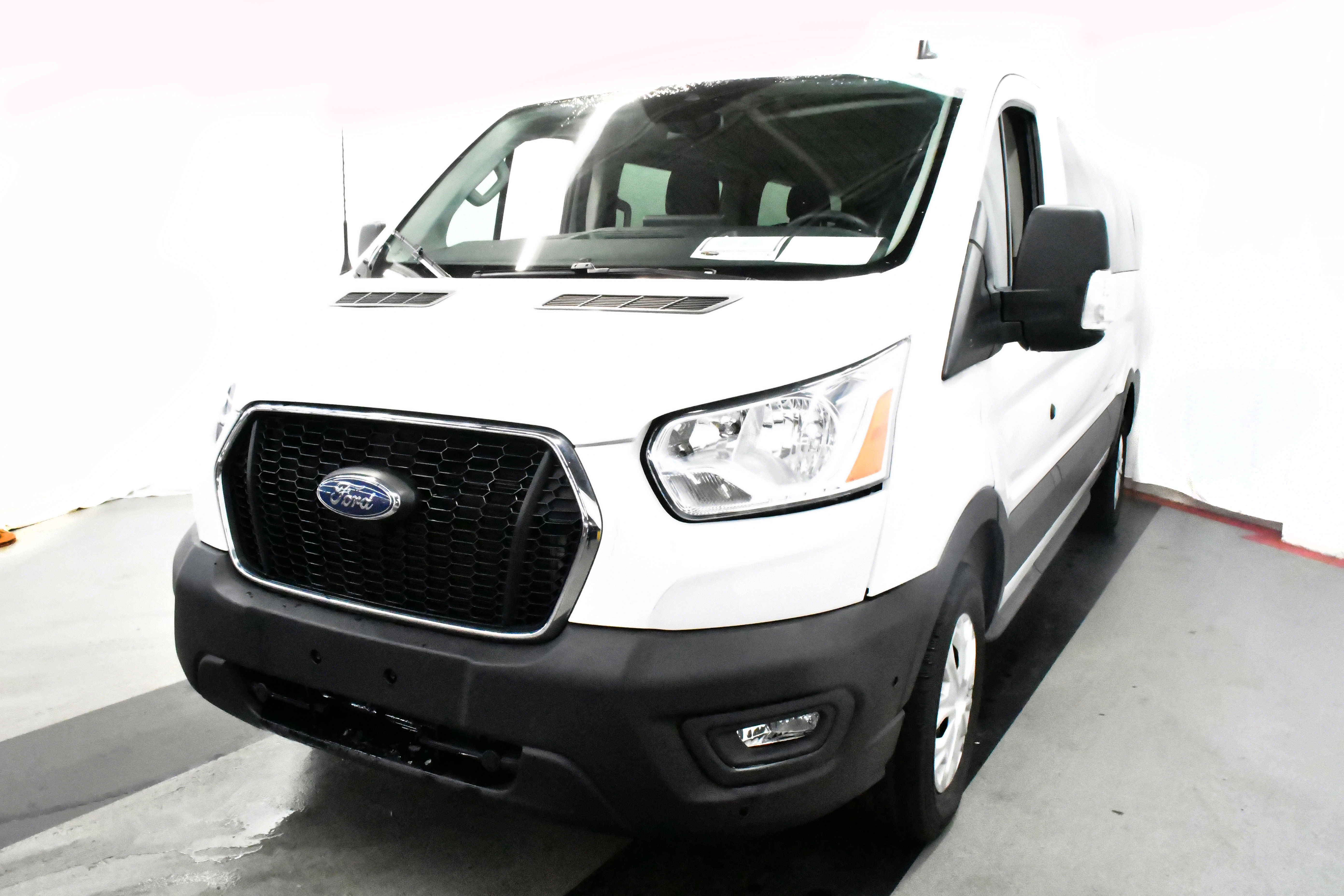 Used 2023 Ford Transit 350 XLT image 4