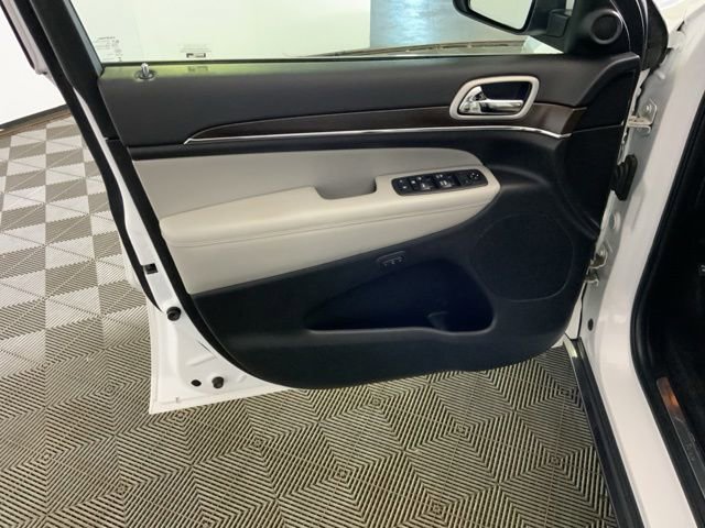 Used 2018 Jeep Grand Cherokee Limited AWD/4WD image 24