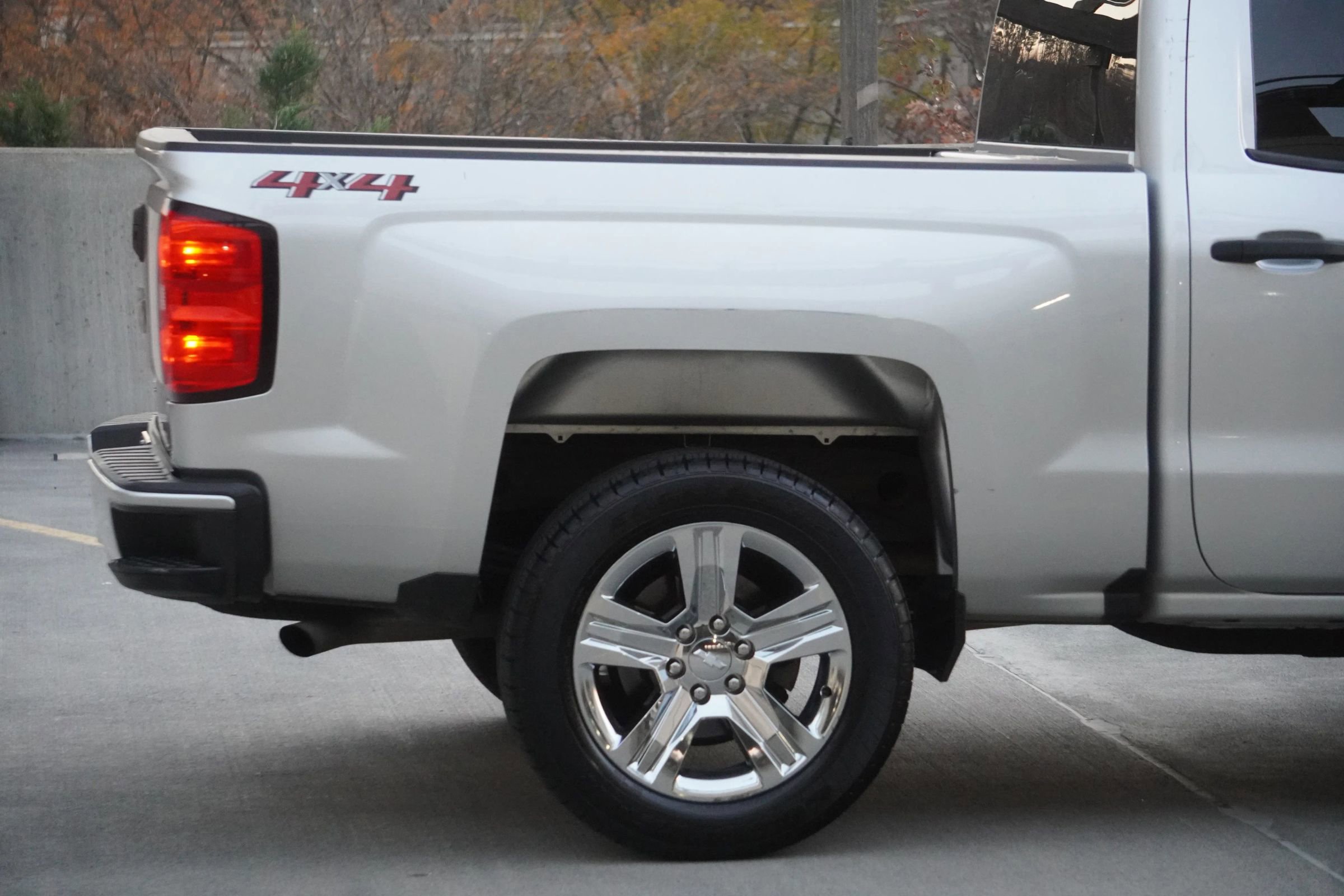 Used 2018 Chevrolet Silverado 1500 Custom w/ Custom Convenience Package AWD/4WD image 17