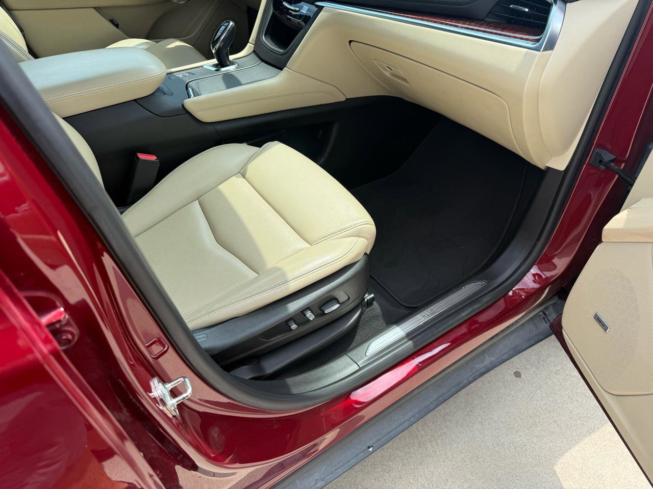 Used 2017 Cadillac XT5 Luxury w/ Driver Awareness Package AWD/4WD image 14