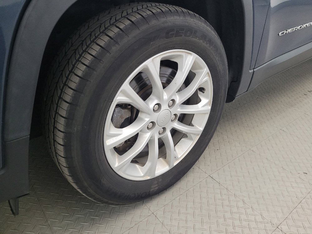 Used 2019 Jeep Cherokee Latitude w/ Popular Appearance Group FWD image 31