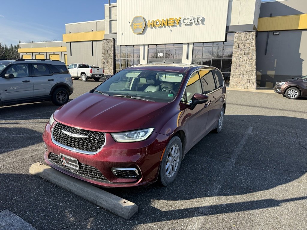 Used 2023 Chrysler Pacifica Touring-L image 2