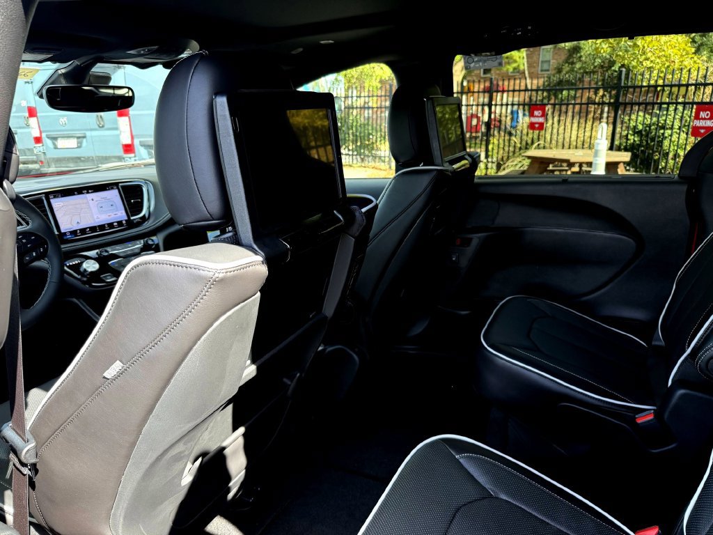 New 2026 Chrysler Pacifica Limited w/ Uconnect Theater Family Group FWD image 11