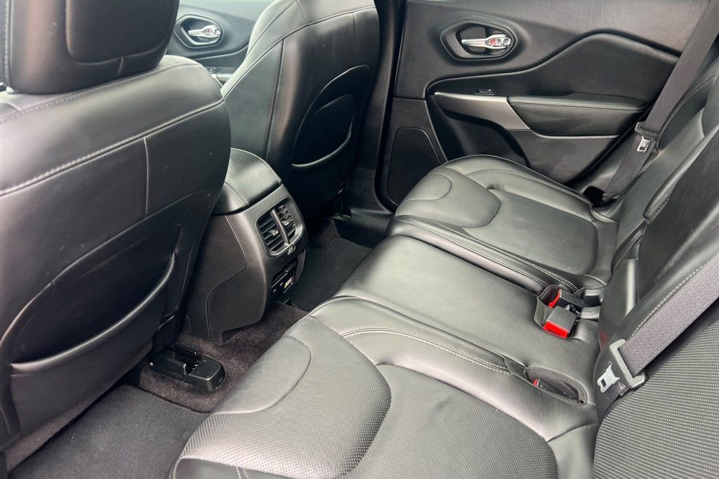 Used 2019 Jeep Cherokee Limited w/ Luxury Group image 9