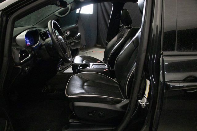 Used 2019 Chrysler Pacifica Limited w/ Advanced Safetytec Group image 25