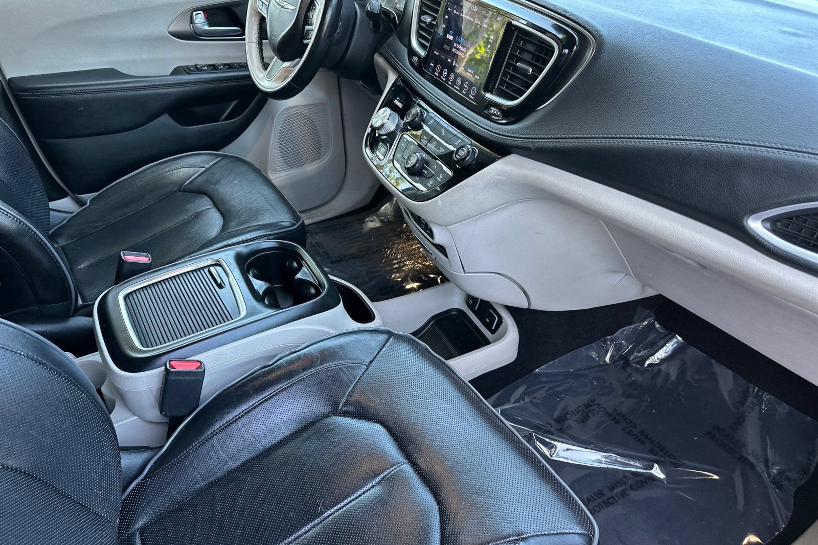 Used 2018 Chrysler Pacifica Limited FWD image 16