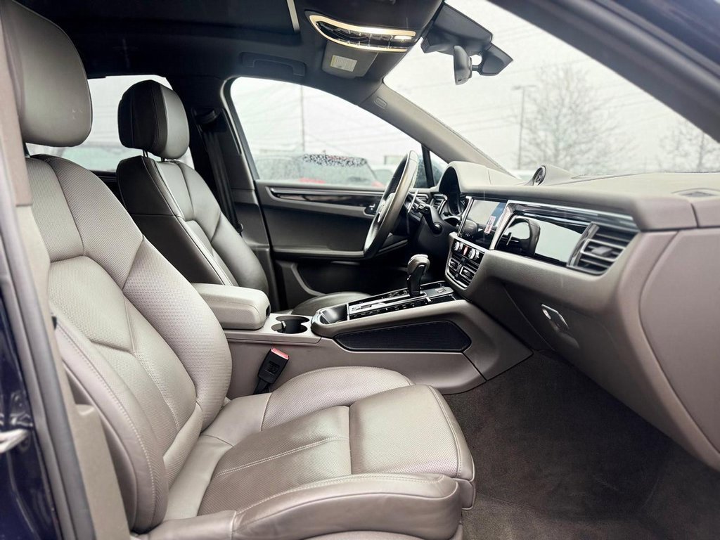 Used 2022 Porsche Macan w/ Premium Package Plus image 23