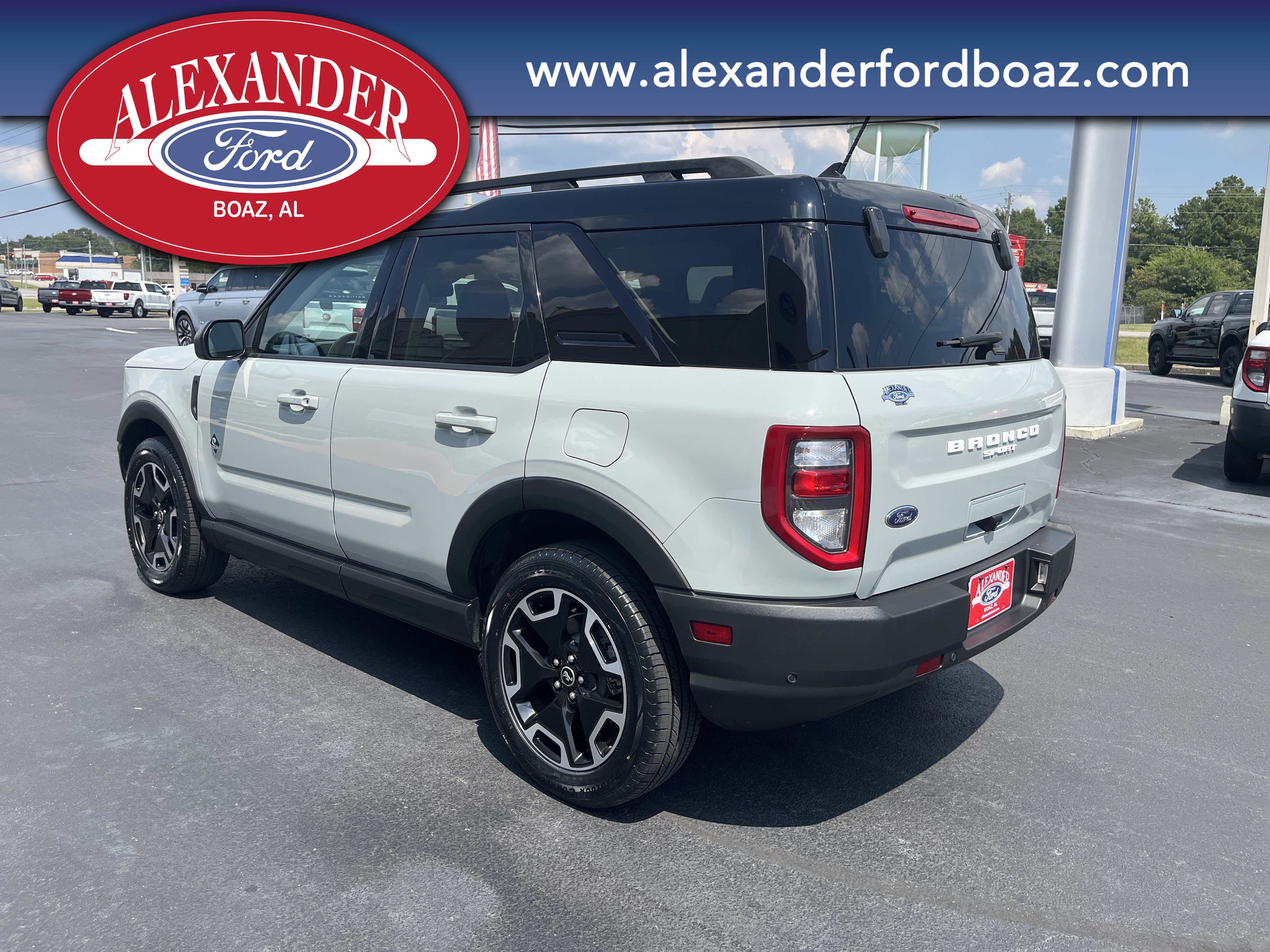 Used 2022 Ford Bronco Sport Outer Banks w/ Tech Package AWD/4WD image 2